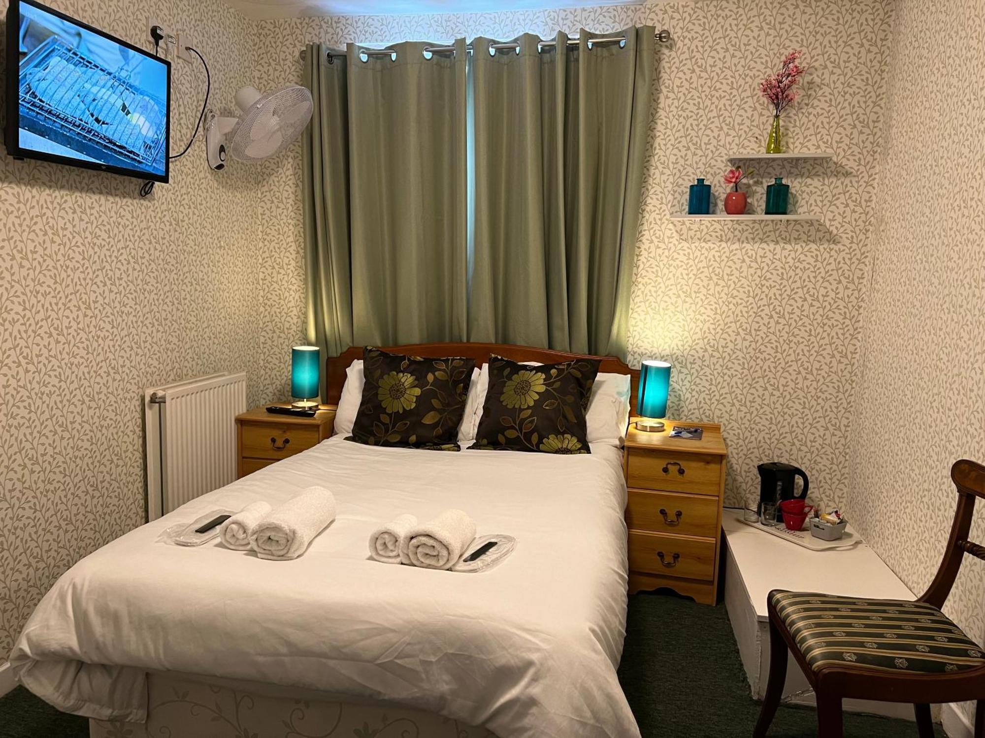 Self Check In Room Accommodation Only The Castle, קולדסטרים מראה חיצוני תמונה