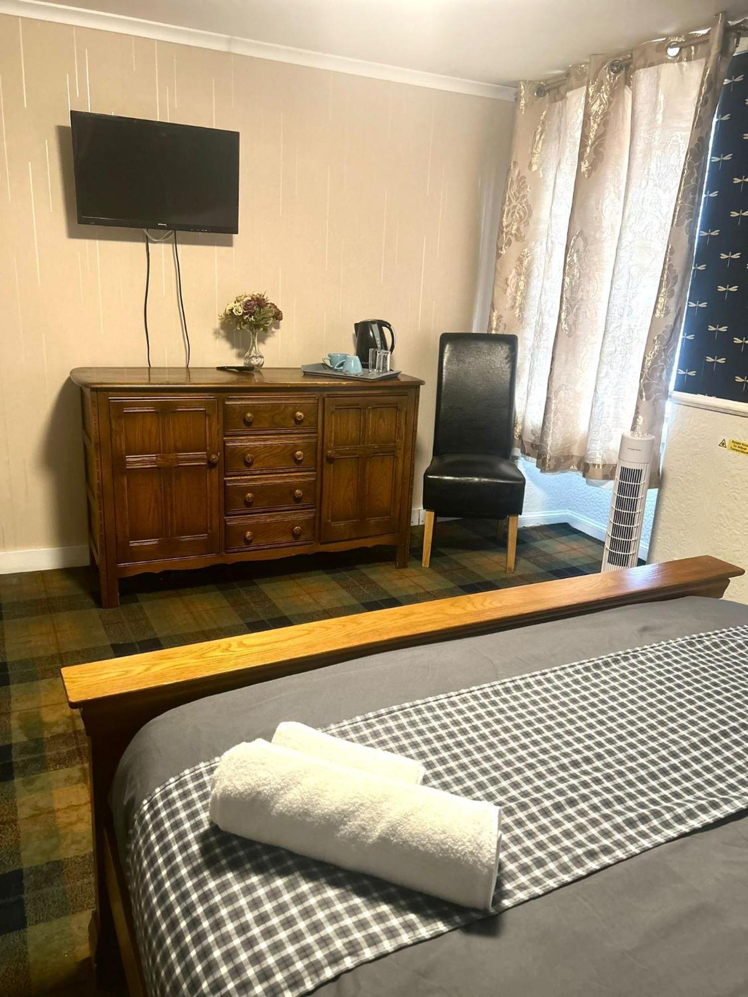 Self Check In Room Accommodation Only The Castle, קולדסטרים מראה חיצוני תמונה